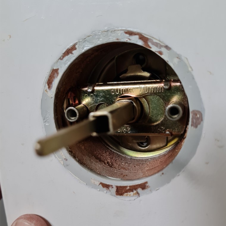 Ensure alignment of door knob and latch