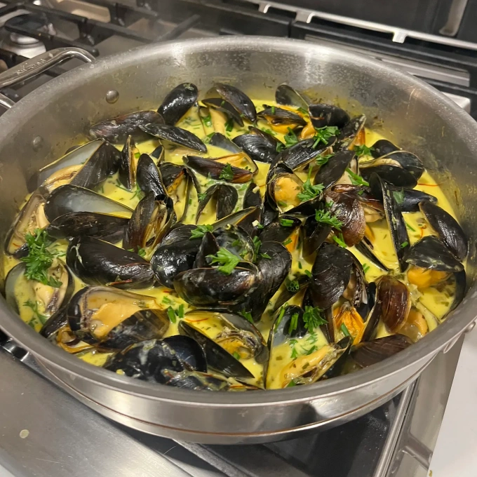 Mussels with saffron cream