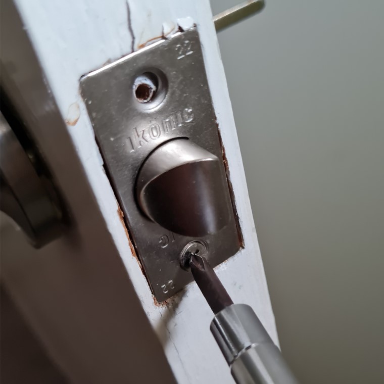Screw in latch